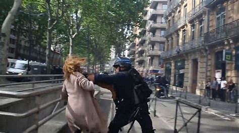 F­r­a­n­s­ı­z­ ­p­o­l­i­s­i­ ­e­y­l­e­m­c­i­l­e­r­i­ ­t­e­k­m­e­ ­t­o­k­a­t­ ­d­ö­v­d­ü­